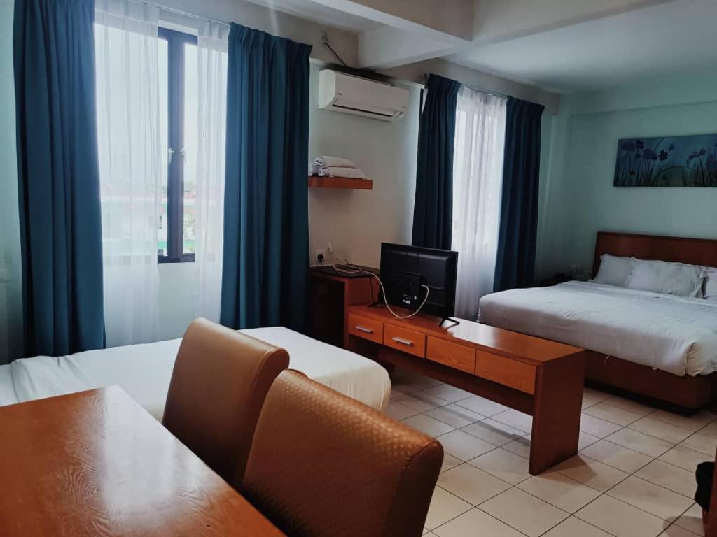 Fratini'S Hotel Labuan Exterior photo