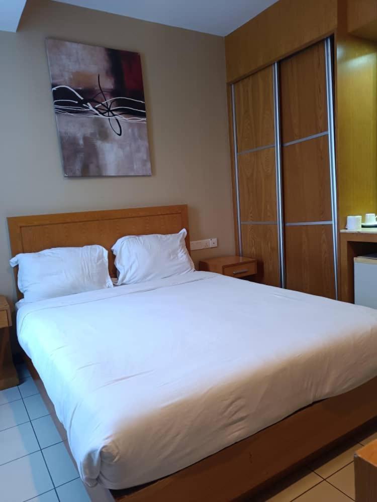 Fratini'S Hotel Labuan Exterior photo